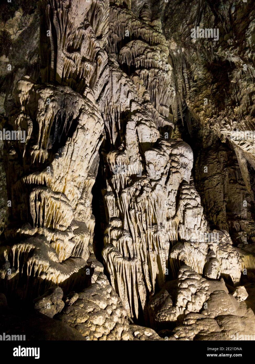 Stalattiti nelle Grotte calcaree d'Arta o cale d'Arta vicino Canyamel sulla costa orientale di Maiorca nelle Isole Baleari di Spagna. Foto Stock