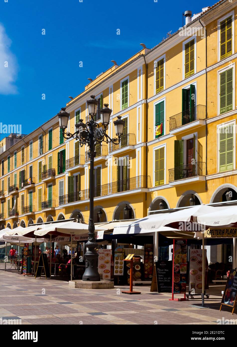 Edifici dai colori vivaci con balconi e finestre a porte chiuse a Placa La parte principale o l'area della Città Vecchia di Palma Mallorca Isole Baleari Spagna Foto Stock