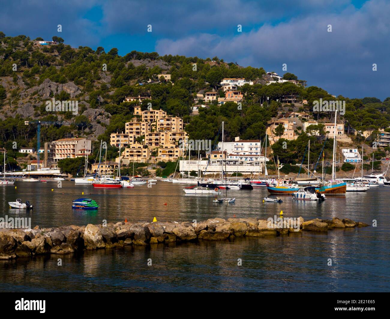 Barche nel porto di Port de Soller sulla costa settentrionale di Maiorca nelle Isole Baleari della Spagna. Foto Stock