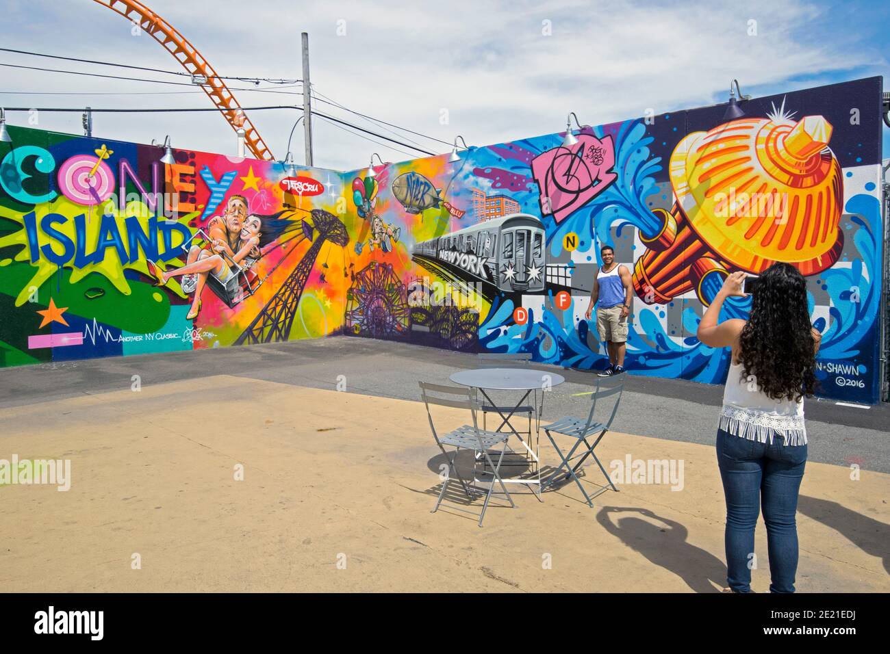 I turisti ottenere le loro foto scattata in uno dei 30 o in modo CONEY arte alle pareti in Coney Island, Brooklyn, New York City Foto Stock