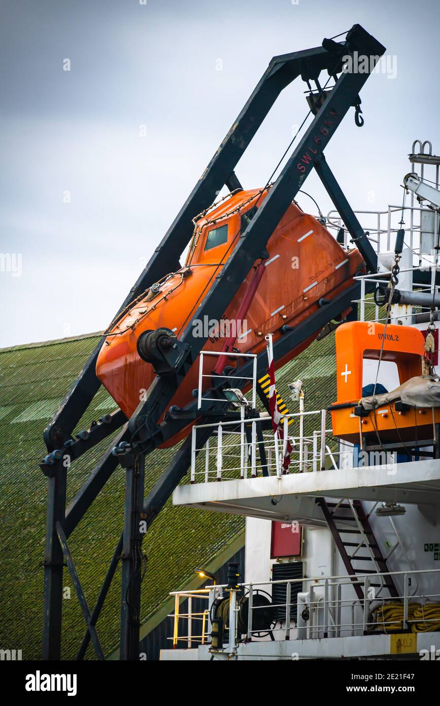 Life boat di lancio rapido arancione di grado industriale. Foto Stock