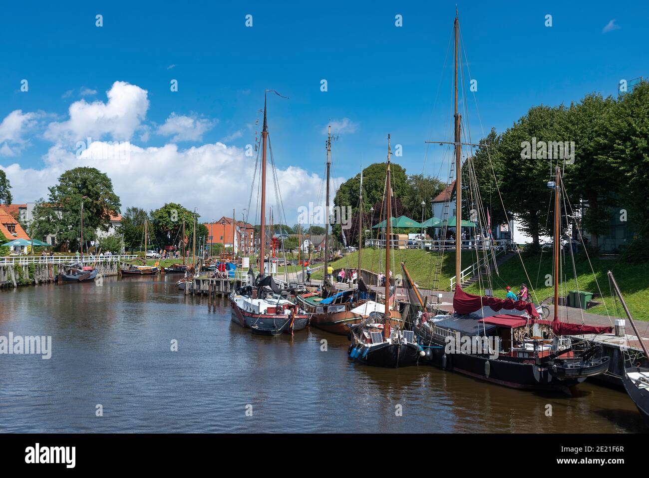 Porto del museo con i marinai tradizionali di flatboat, Carolinensiel, bassa Sassonia, Germania, Europa Foto Stock