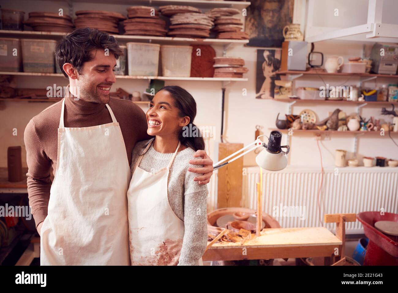 Coppia che corre Bespoke Pottery Business lavorando in Ceramics Studio insieme Foto Stock