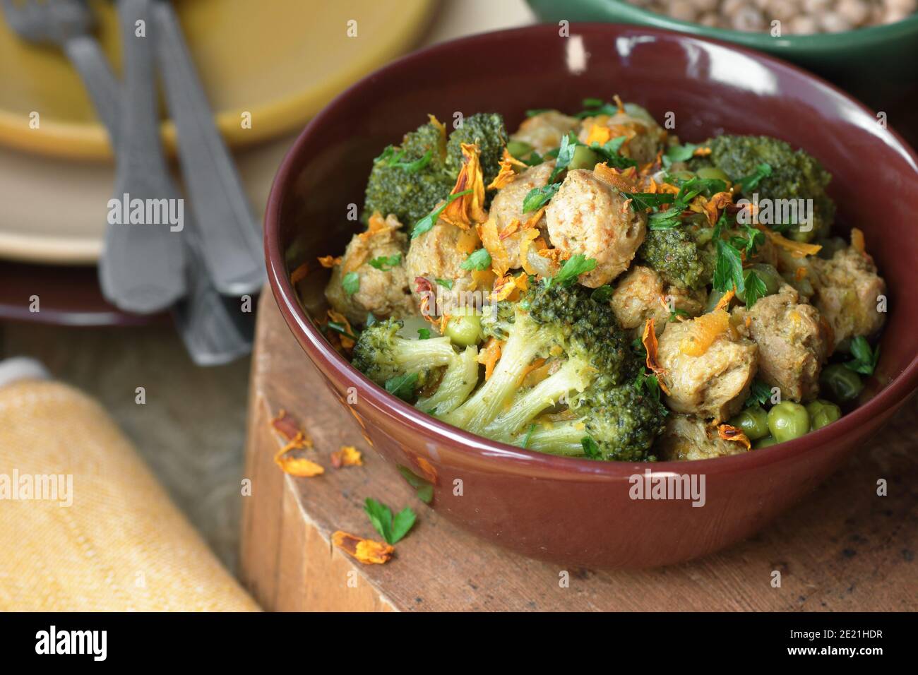 Gulasch di soia con verdure stufate: Piselli, broccoli, carote e spezie, pasto vegano sano - una fonte di proteine, primo piano, spazio di copia Foto Stock