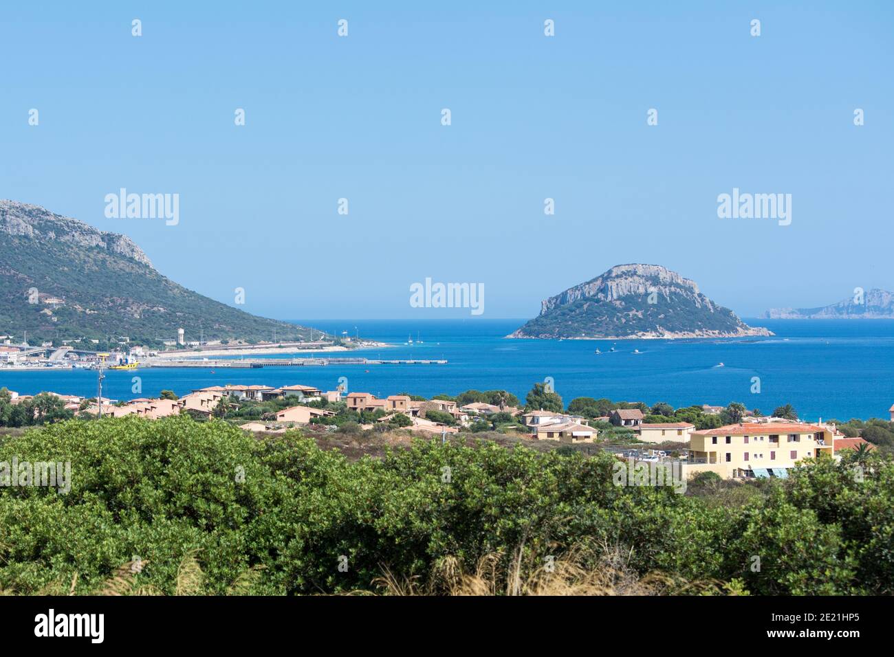 Vista sul Golfo Aranci in Sardegna con l'Isola di Figarolo sullo sfondo Foto Stock