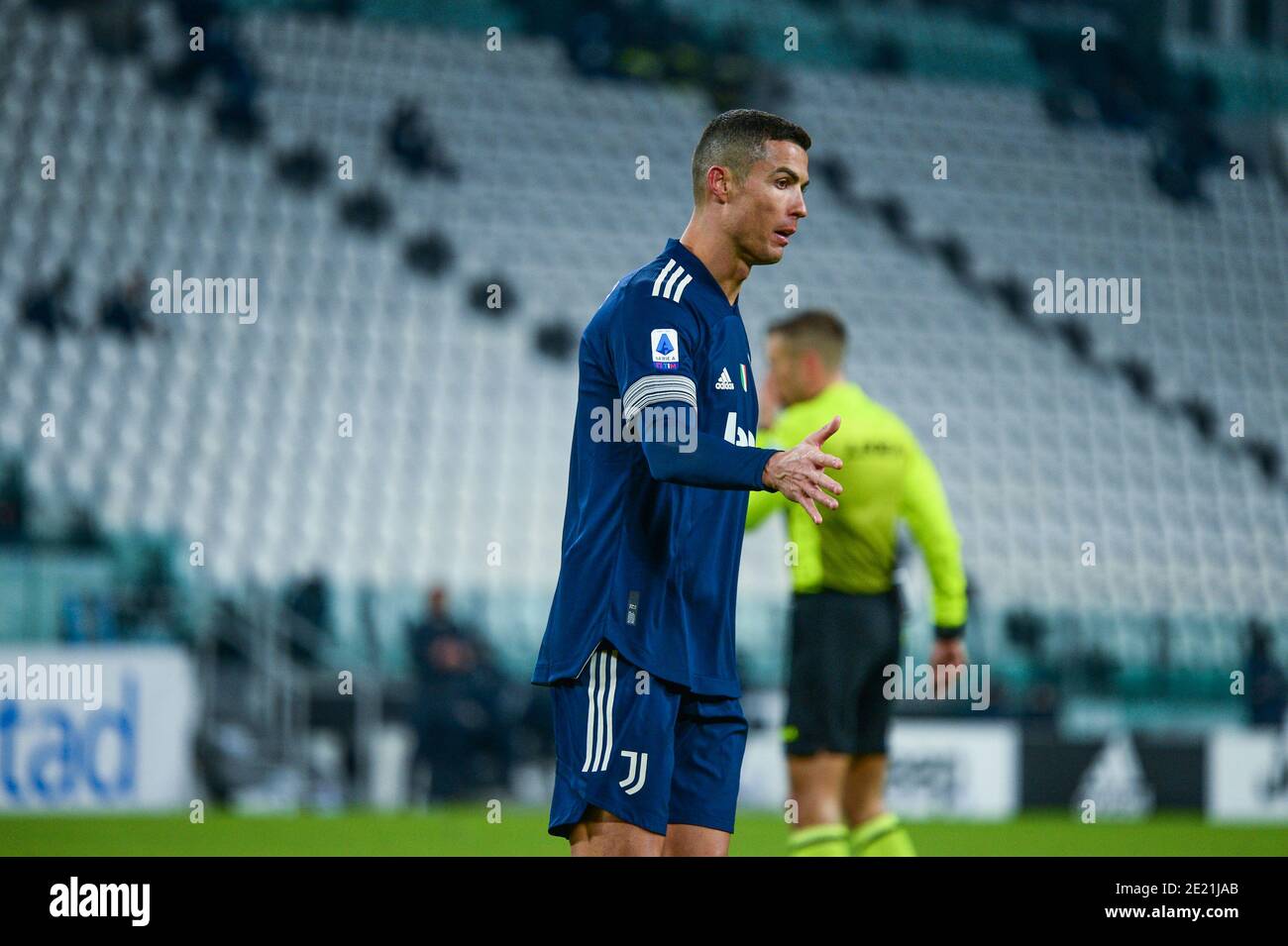 Torino, Italia. 10 gennaio 2021. Cristiano Ronaldo della Juventus FC durante la Serie A match tra Juventus e US Sassuolo allo stadio Allianz il 10 gennaio 2021 a Torino. Gli stadi sportivi di tutta Italia restano soggetti a rigorose restrizioni a causa del Coronavirus Pandemic, in quanto le leggi governative in materia di distanziamento sociale vietano i tifosi all'interno dei locali, con conseguente gioco a porte chiuse. Credit: Sipa USA/Alamy Live News Foto Stock