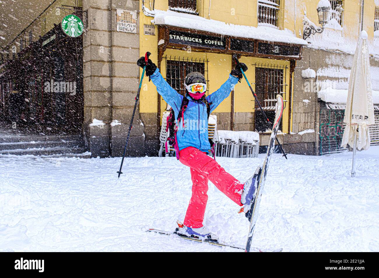 Spagna, Madrid; 9 gennaio 2021: Tempesta di neve "Filomena" nel centro di Madrid. Persone che sciano in Calle Mayor, Travesia De Bringas vicino a Starbucks COFF Foto Stock
