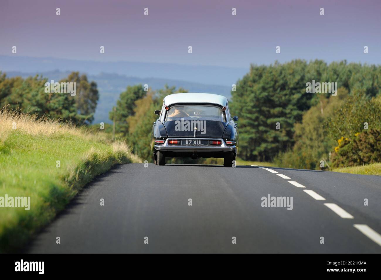 Una Citroen DS che è guidato sulle corsie di paese di Sussex Regno Unito Foto Stock