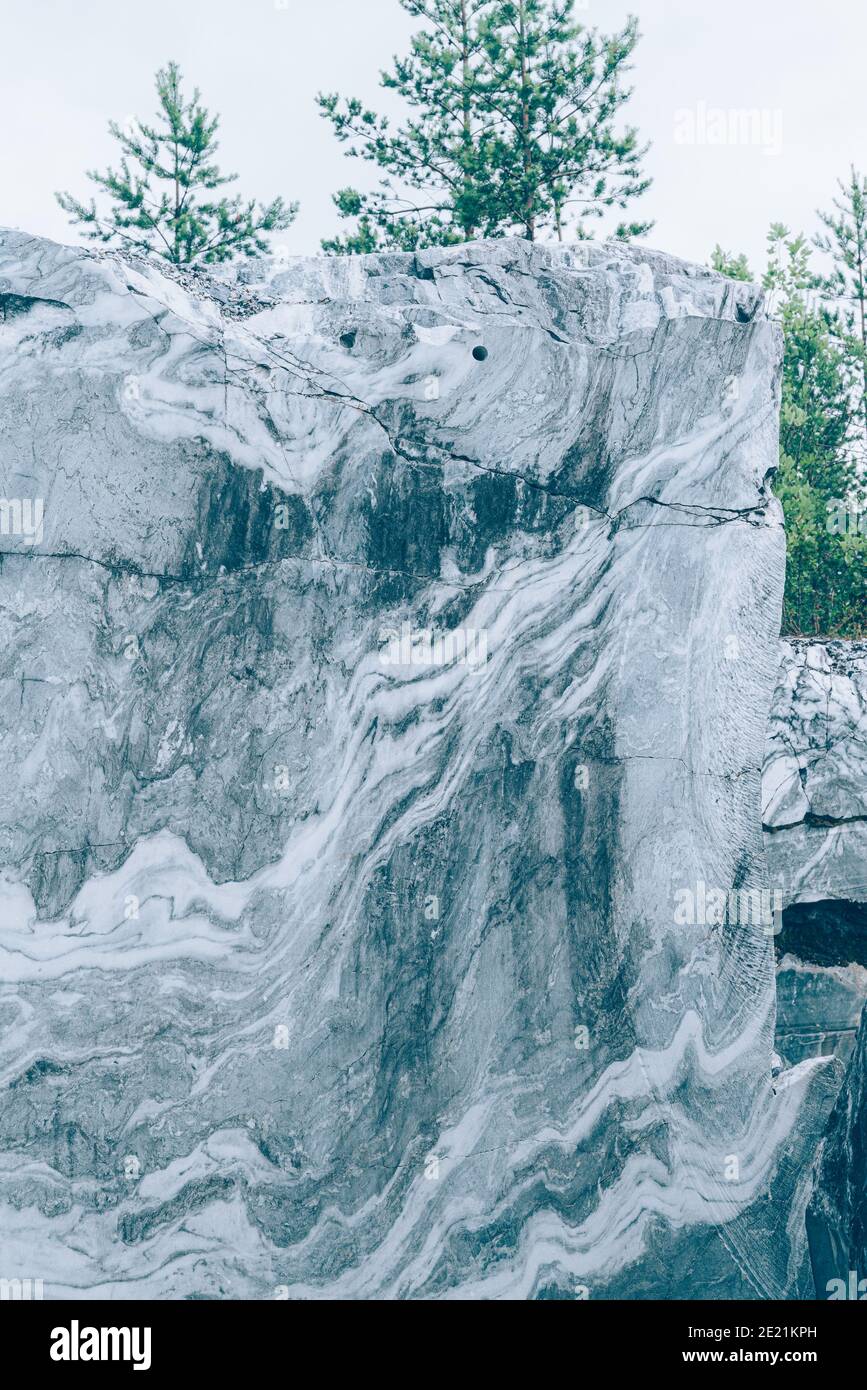 Carelia. Superficie in pietra di marmo bianco e grigio nella carriera di marmo blu naturale. Foto Stock