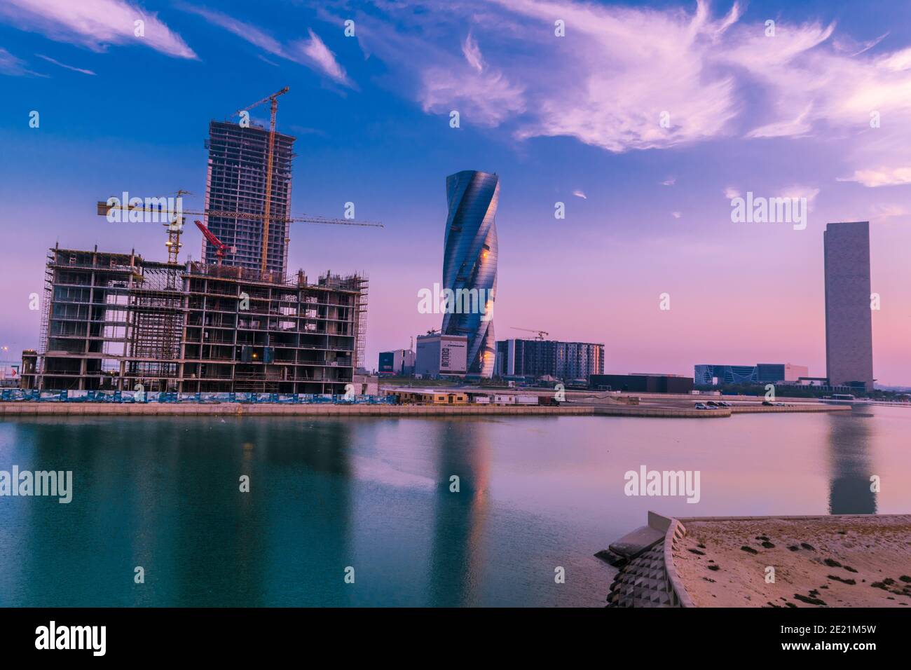 MANAMA, BAHRAIN - 19 Dic 2020: Hotel Four Seasons e Hotel United Building/Wyndham Grand all'alba, Manama, Bahrain. Foto Stock