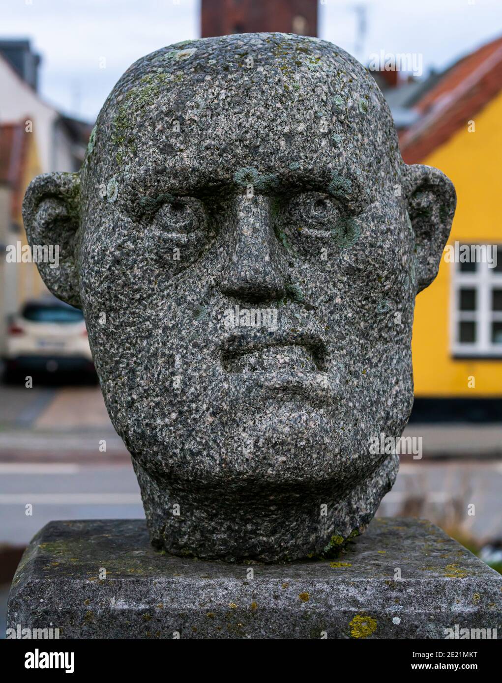 Statua di pietra che rende strano viso divertente. Primo piano dell'immagine. Foto Stock