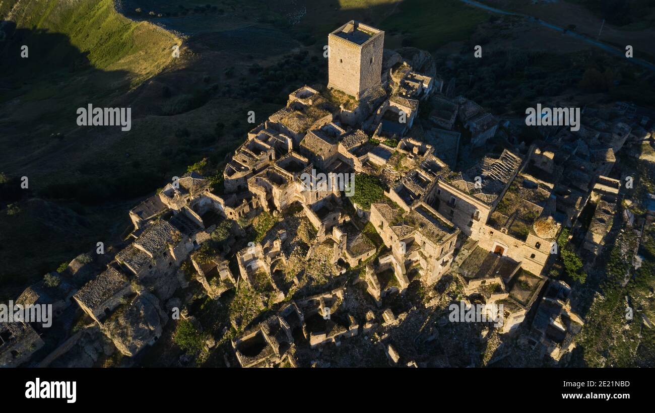 Foto aerea di una città fantasma chiamata Cracovia (vicino Matera, Basilicata, Italia) Foto Stock