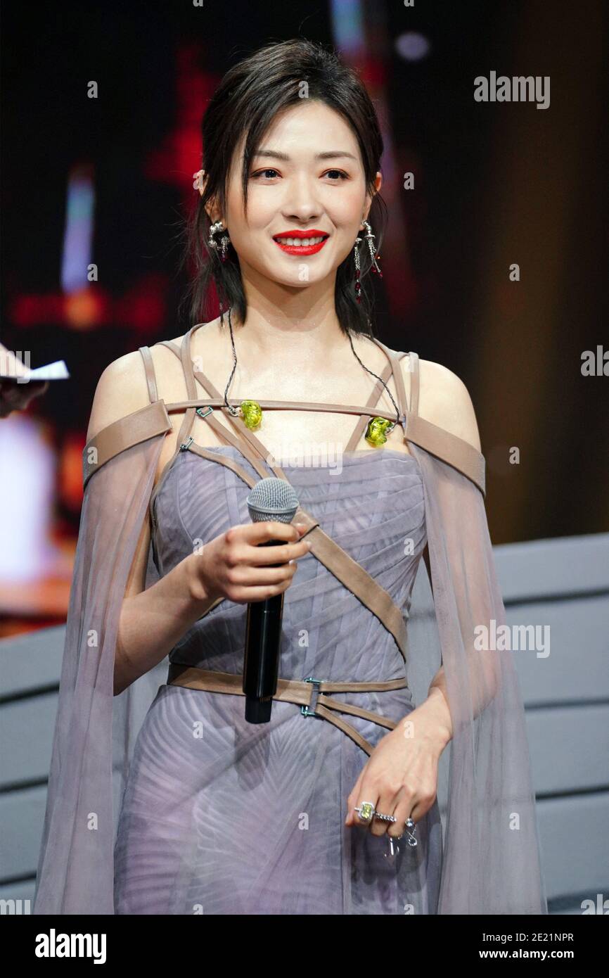 L'attrice e cantante cinese WAN Qian, conosciuta anche come Regina WAN, vestita di abiti grigi, canta durante un evento promozionale a Shanghai, Cina, il 10 gennaio Foto Stock