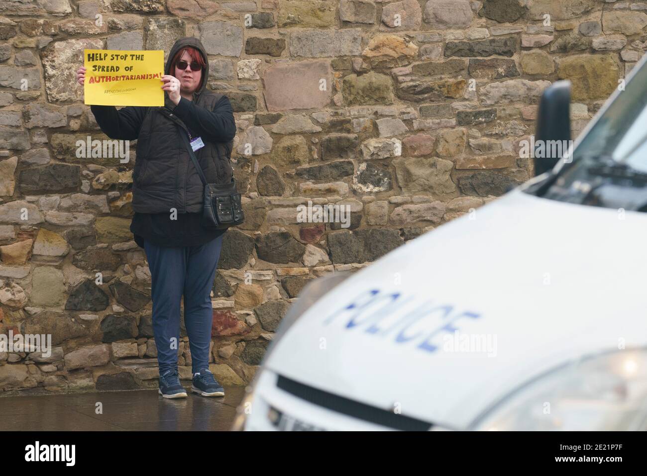 Edimburgo, Scozia, Regno Unito. 11 gennaio 2021. Il manifestante è stato arrestato oggi in scene violente durante la manifestazione anti-blocco al Parlamento scozzese di Edimburgo. Hanno preso parte diversi manifestanti, ma una presenza pesante e aggressiva della polizia ha impedito la dimostrazione e ha programmato la marcia a Bute House. Durante il blocco nazionale del Covid-19 tali proteste sono illegali e la polizia ha consigliato alle persone di non partecipare alla manifestazione. Iain Masterton/Alamy Live News Foto Stock