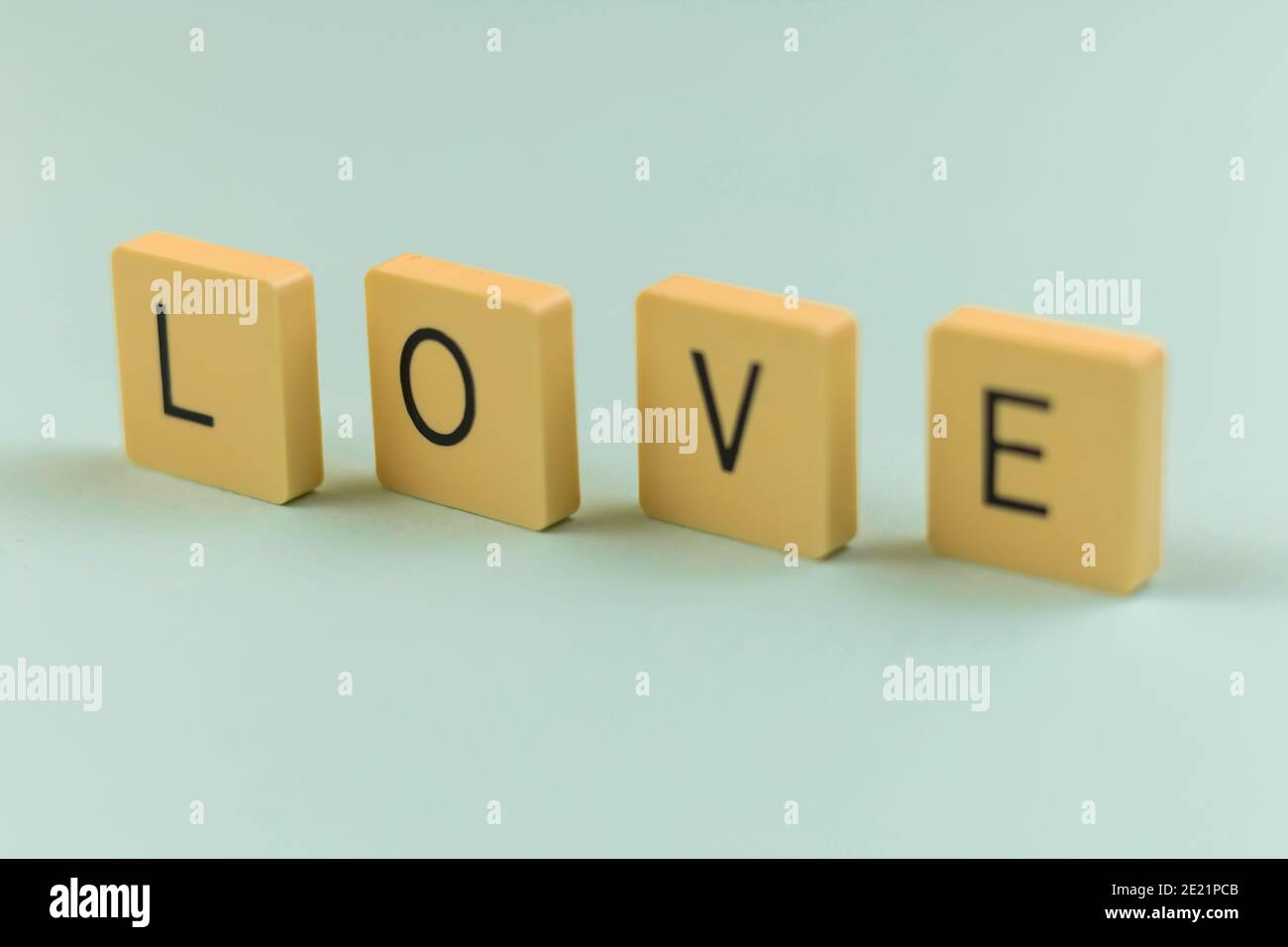 San Valentino banner minimo con parole d'amore e lettere, macro primo piano foto di sfondo Foto Stock