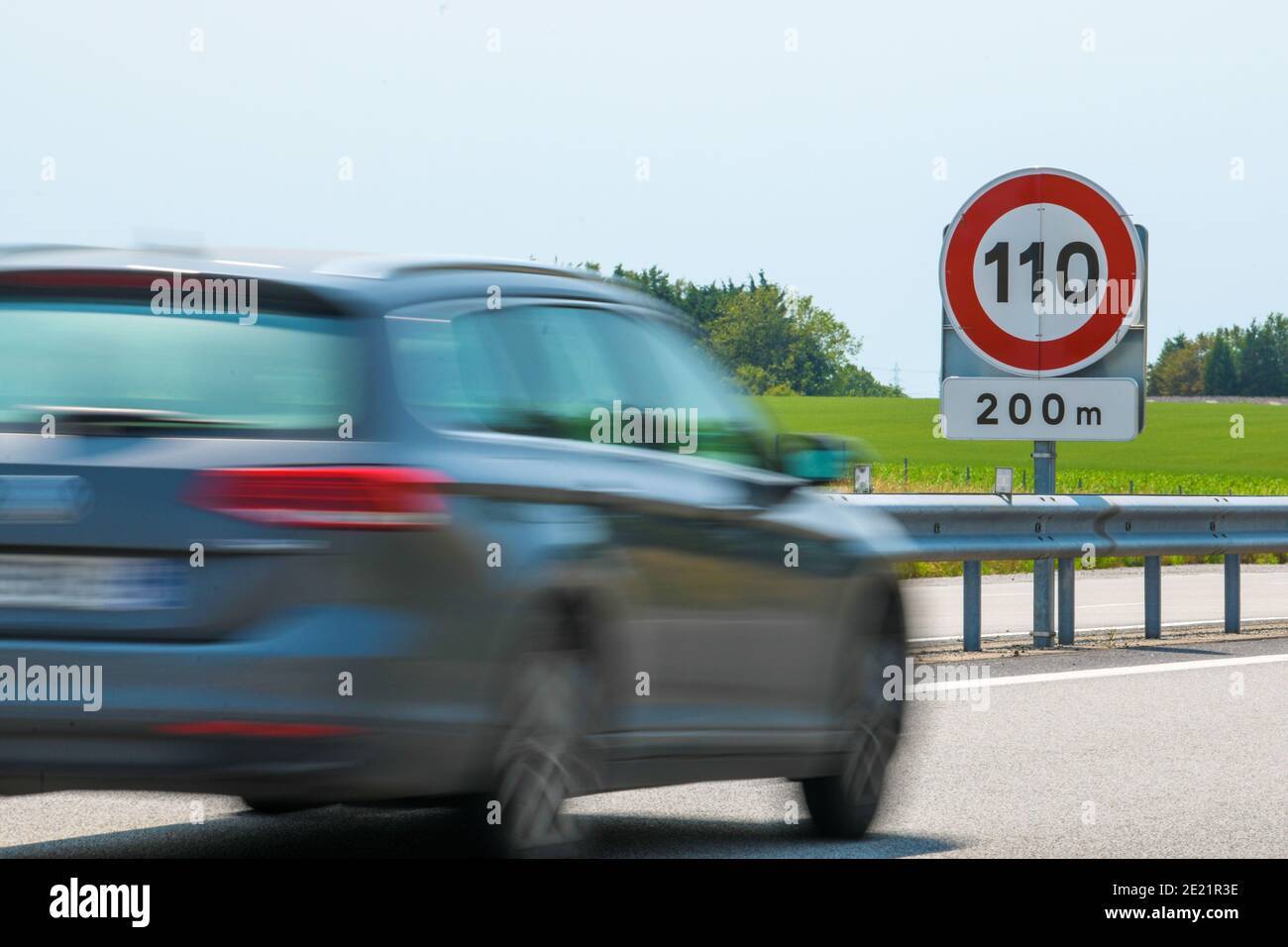 segnale del limite di velocità di 110 km/h lungo l'autostrada Foto Stock