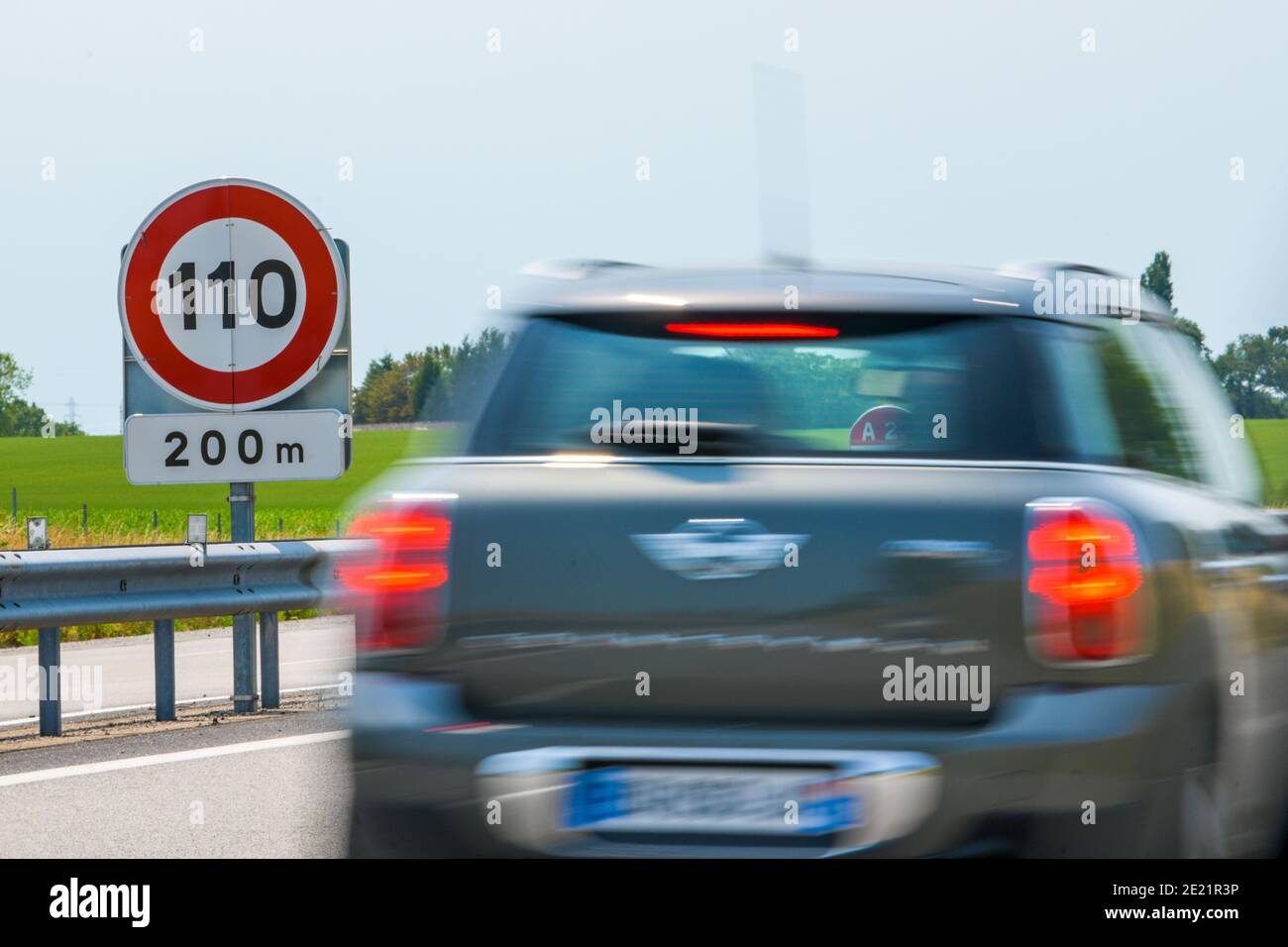 segnale del limite di velocità di 110 km/h lungo l'autostrada Foto Stock