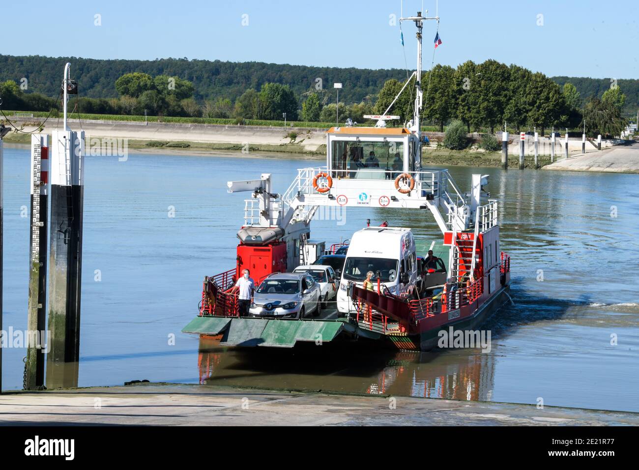 Traghetto che collega Heurteauville a Yainville in alta Normandia Foto Stock