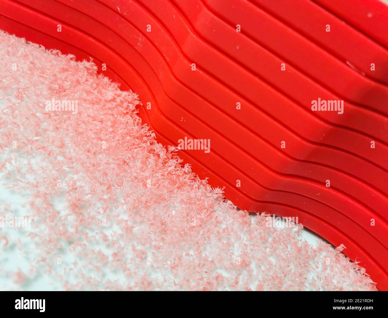Plastica PET-G fabbricata in rosso con detriti intorno al percorso i bordi e con lo spazio di copia Foto Stock