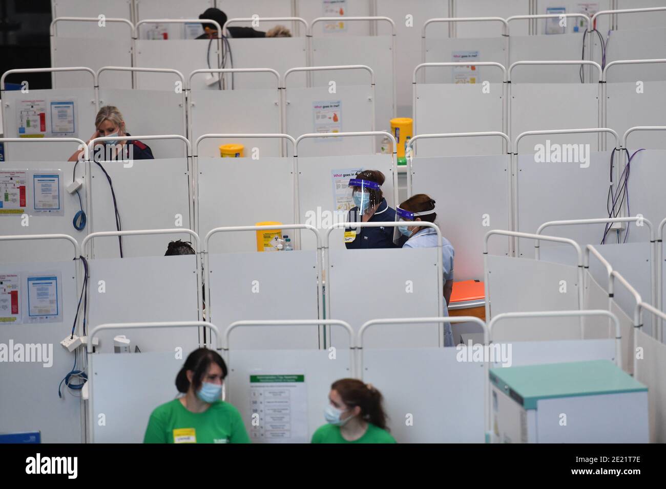 Una panoramica del programma di vaccinazione Covid-19 presso il centro di vaccinazione NHS, istituito presso il centro Millennium Point di Birmingham. Il centro è uno dei sette centri di vaccinazione di massa ora aperti al grande pubblico mentre il governo continua ad accelerare il programma di vaccinazione contro Covid-19. Foto Stock