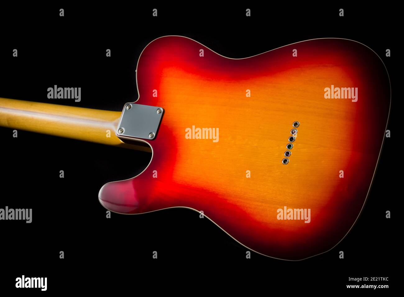 Retro di una chitarra acustica su sfondo nero Foto Stock