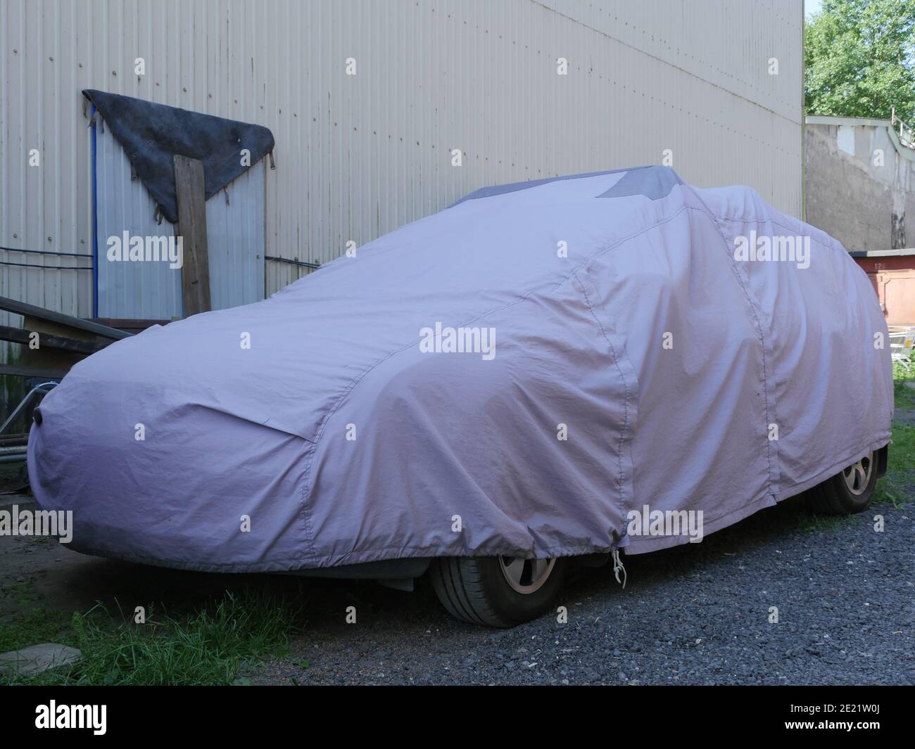 l'auto è coperta da una copertura dalle condizioni atmosferiche Foto Stock