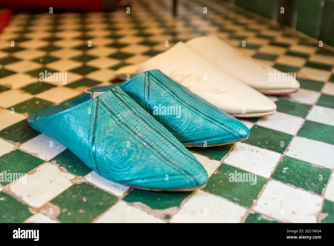 Due paia di pantofole tradizionali marocchine su un pavimento piastrellato In Marocco Foto Stock