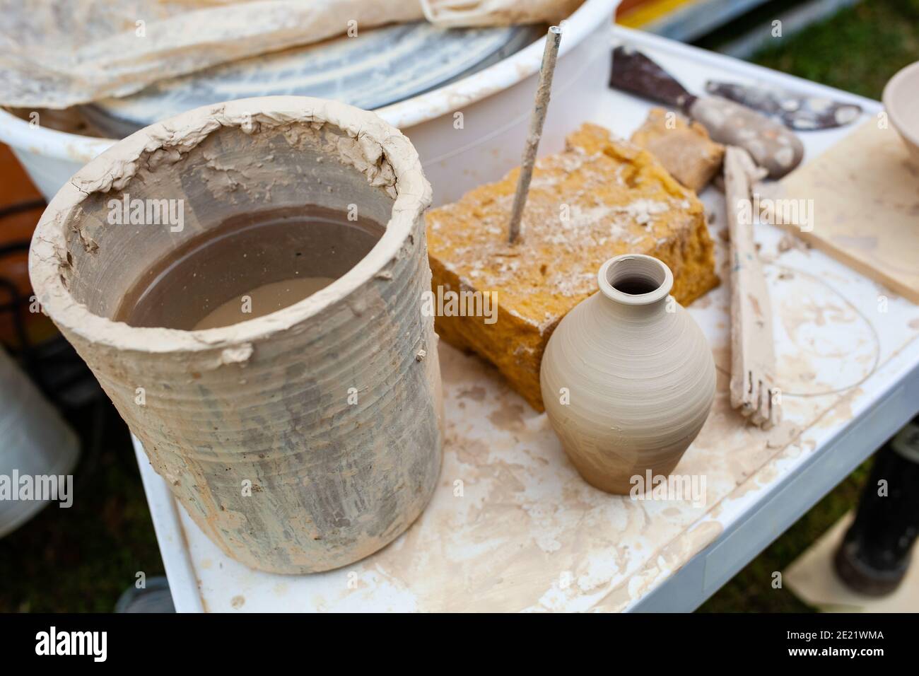 Vari attrezzi per lavorare con creta. Foto Stock