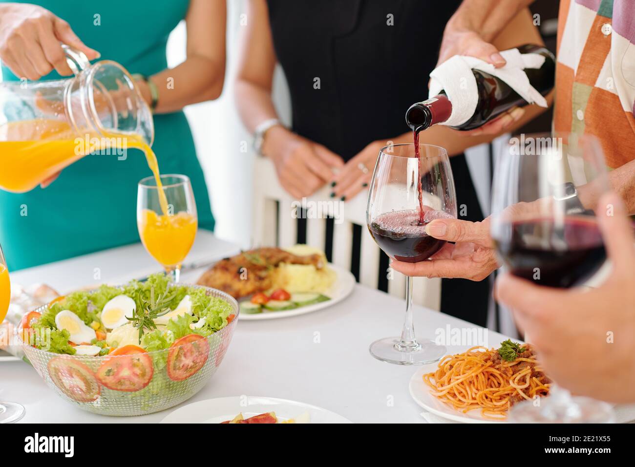 Bevande da bere durante la cena Foto Stock