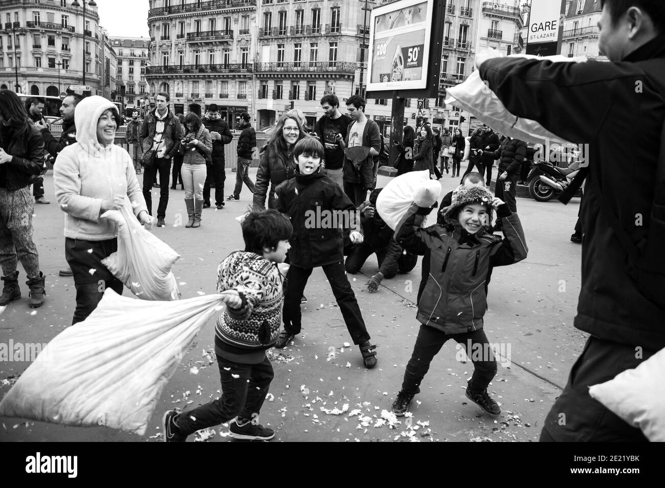 I ragazzi non identificati prendono parte alla lotta contro i cuscini il 6 aprile 2013 a Parigi, Francia. Festa internazionale della lotta contro i cuscini. Foto storica in bianco nero Foto Stock