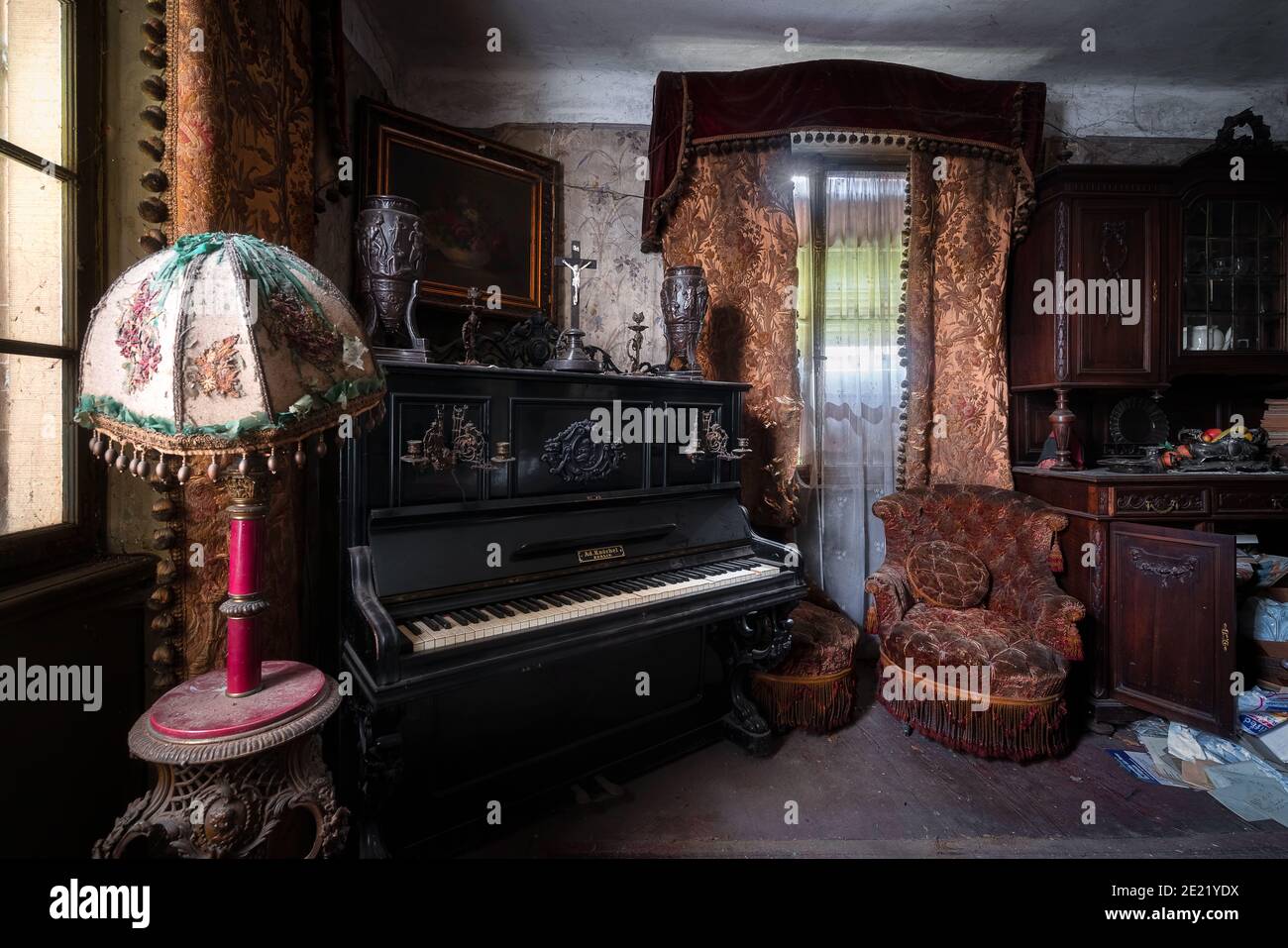Piano a sinistra in una Casa abbandonata Foto Stock