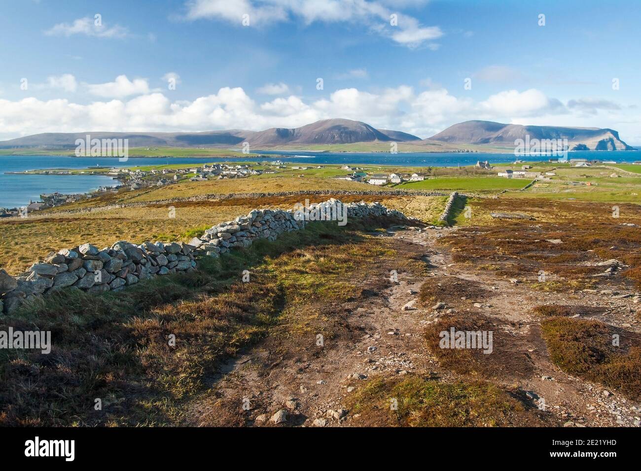 Vista aerea della città di Stromness sulle isole Orkney nel nord Scozia in giornata di sole Foto Stock