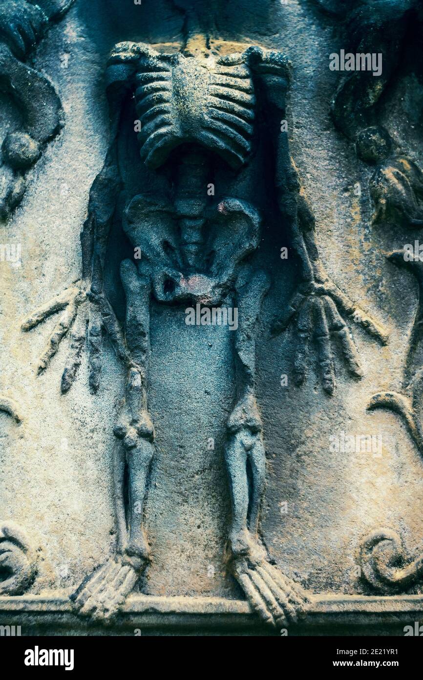 Scheletro umano sulla lapide scozzese d'epoca nel cimitero di Edimburgo Foto Stock