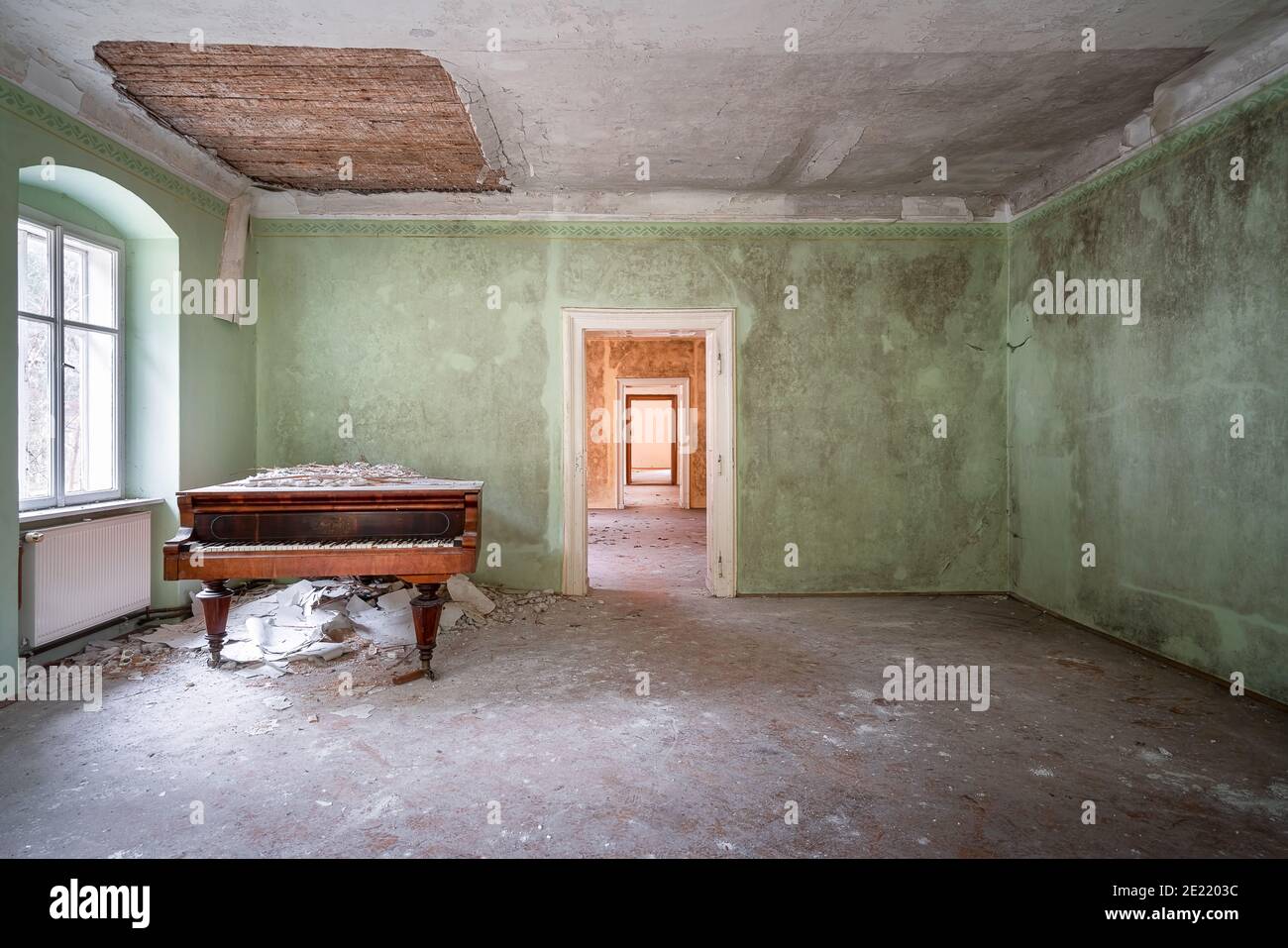 Piano a sinistra in una Casa abbandonata Foto Stock