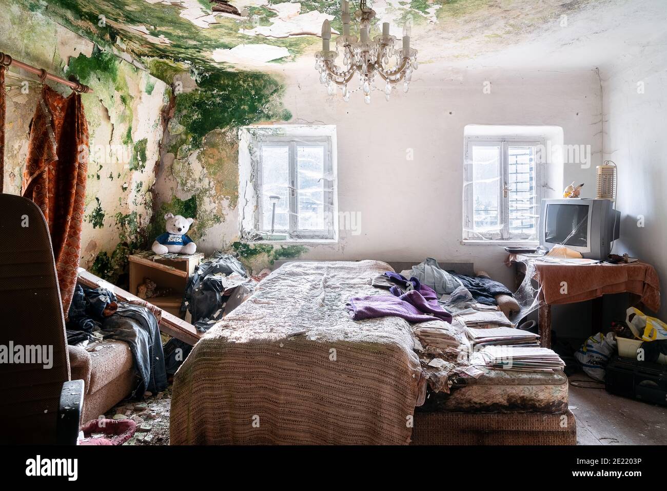 Camera da letto in una casa abbandonata e Derelict Foto Stock