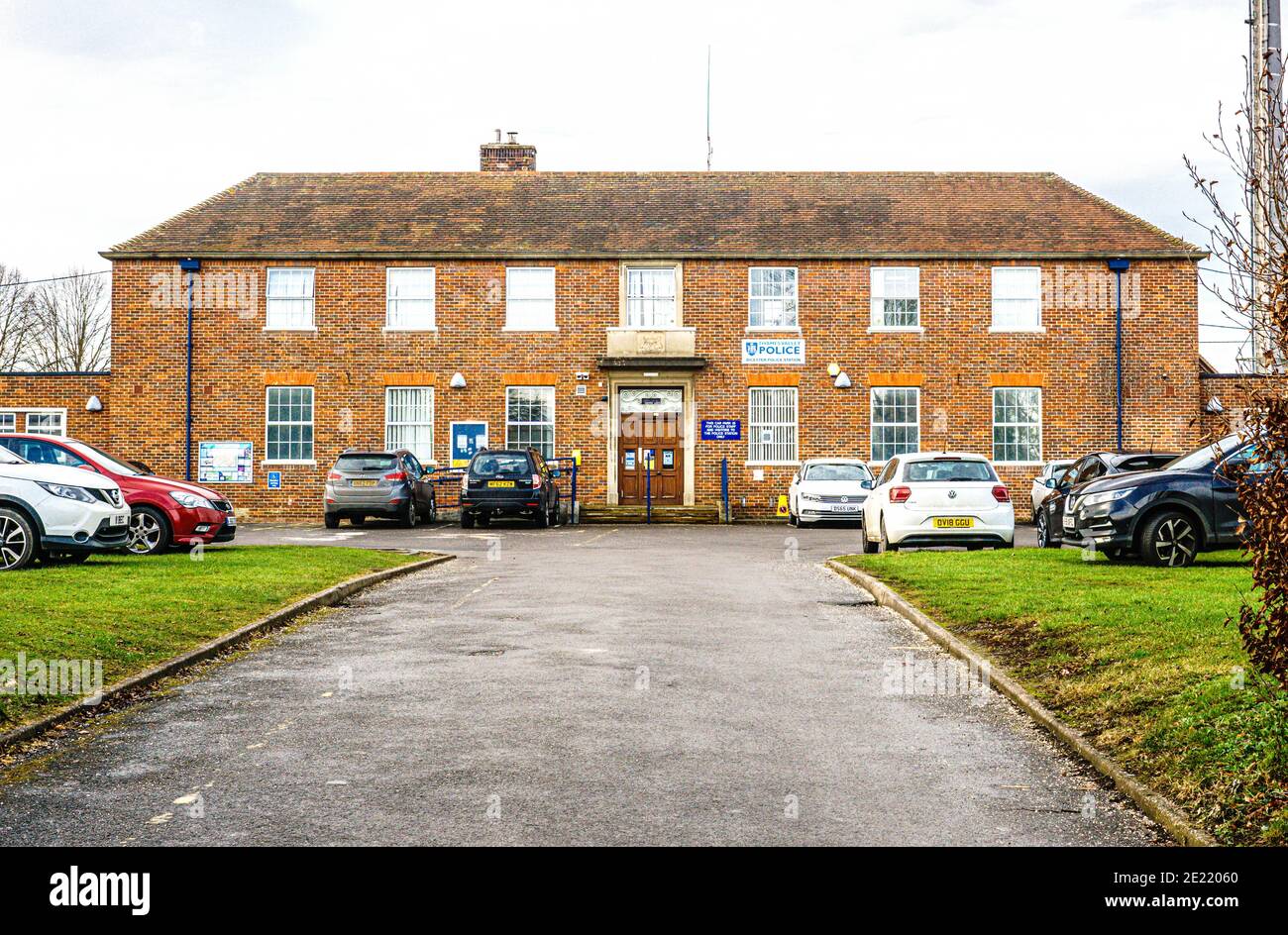 Bicester, Oxfordshire. 11 Gennaio 2021. La Thames Valley Police (TVP) ha lanciato una consultazione pubblica per cercare di ottenere il punto di vista dei residenti sul futuro delle controparti in tutto il Buckinghamshire, il Berkshire e l’Oxfordshire. Le opinioni del pubblico riguardo ai piani di revisione dei servizi di front desk saranno prese in considerazione nell'ambito dei piani di chiusura di cinque banchi di polizia nella regione della Thames Valley. Nel corso degli ultimi anni i banchi di fronte della polizia in molte contee in tutta l'Inghilterra hanno chiuso. La consultazione termina il 31 gennaio. NELLA FOTO: Stazione di polizia di Bicester Bridget Catterall/Alamy Live News Foto Stock