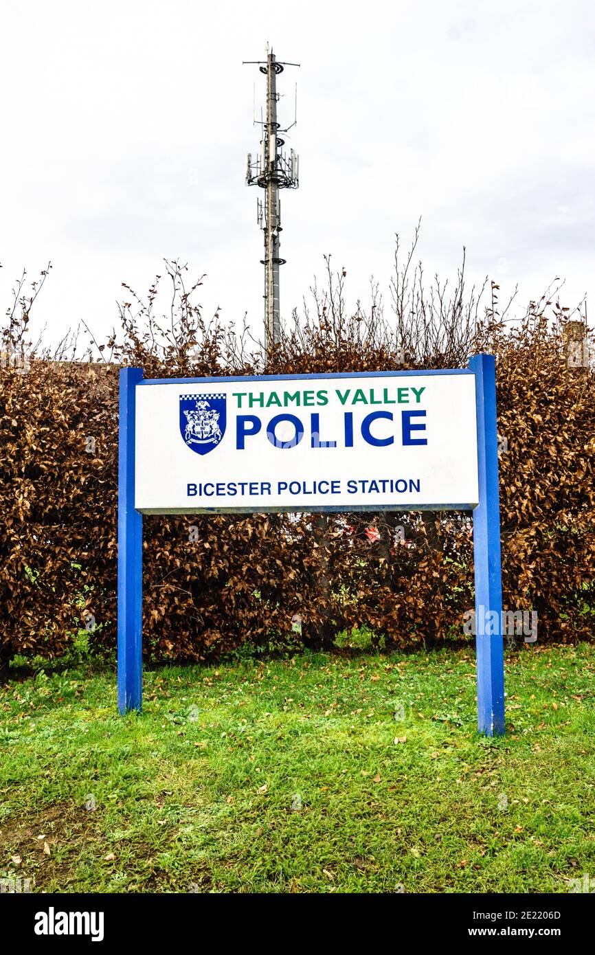 Bicester, Oxfordshire. 11 Gennaio 2021. La Thames Valley Police (TVP) ha lanciato una consultazione pubblica per cercare di ottenere il punto di vista dei residenti sul futuro delle controparti in tutto il Buckinghamshire, il Berkshire e l’Oxfordshire. Le opinioni del pubblico riguardo ai piani di revisione dei servizi di front desk saranno prese in considerazione nell'ambito dei piani di chiusura di cinque banchi di polizia nella regione della Thames Valley. Nel corso degli ultimi anni i banchi di fronte della polizia in molte contee in tutta l'Inghilterra hanno chiuso. La consultazione termina il 31 gennaio. NELLA FOTO: Stazione di polizia di Bicester Bridget Catterall/Alamy Live News Foto Stock