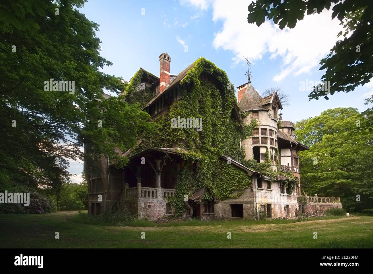 Esterno di una Villa abbandonata Spooky e Creepy sorpasso Natura Foto Stock