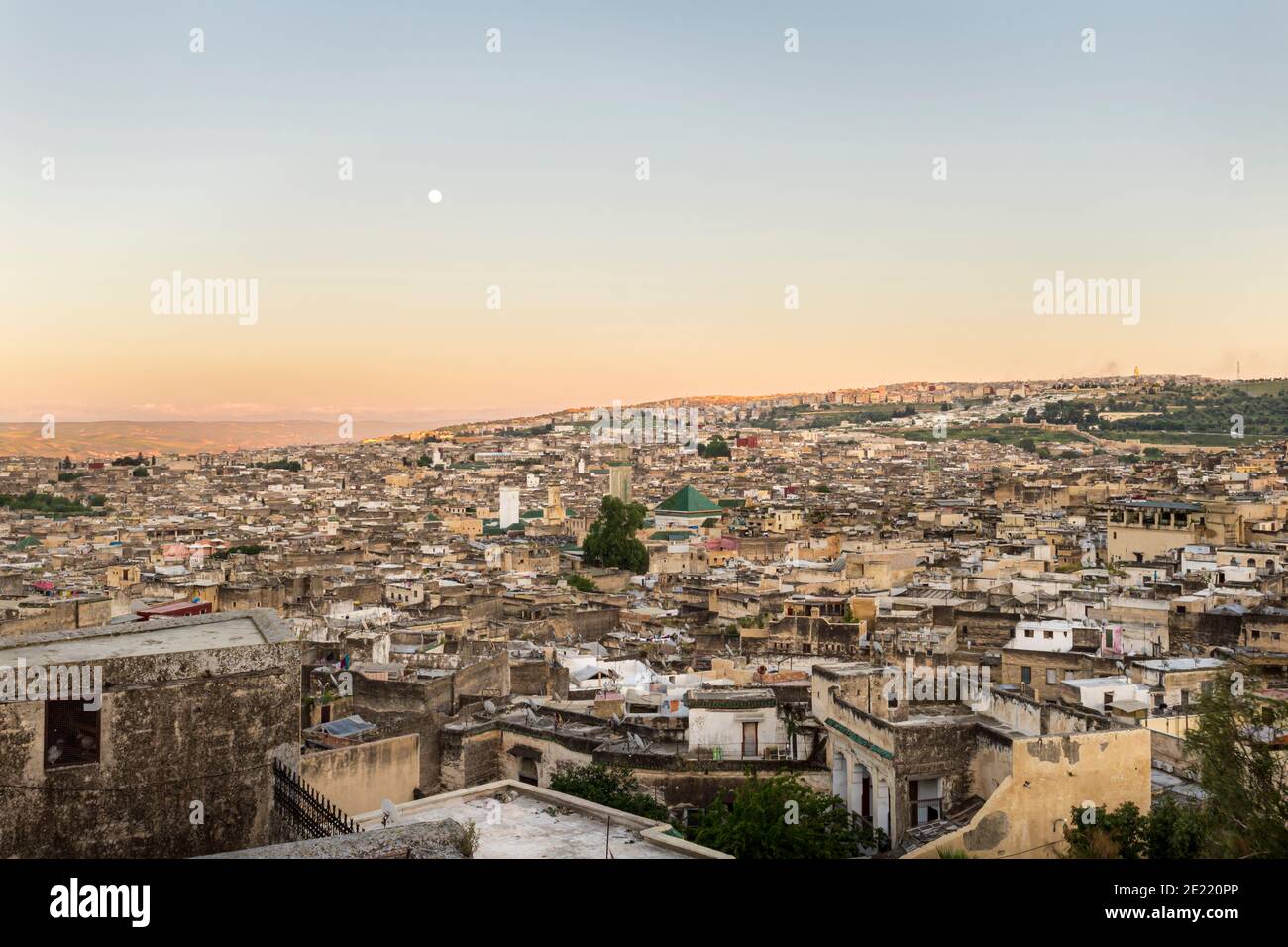 L'antica Medina di Fez, Marocco, con il tetto in tegole verdi del complesso della moschea di Kairaouine Foto Stock