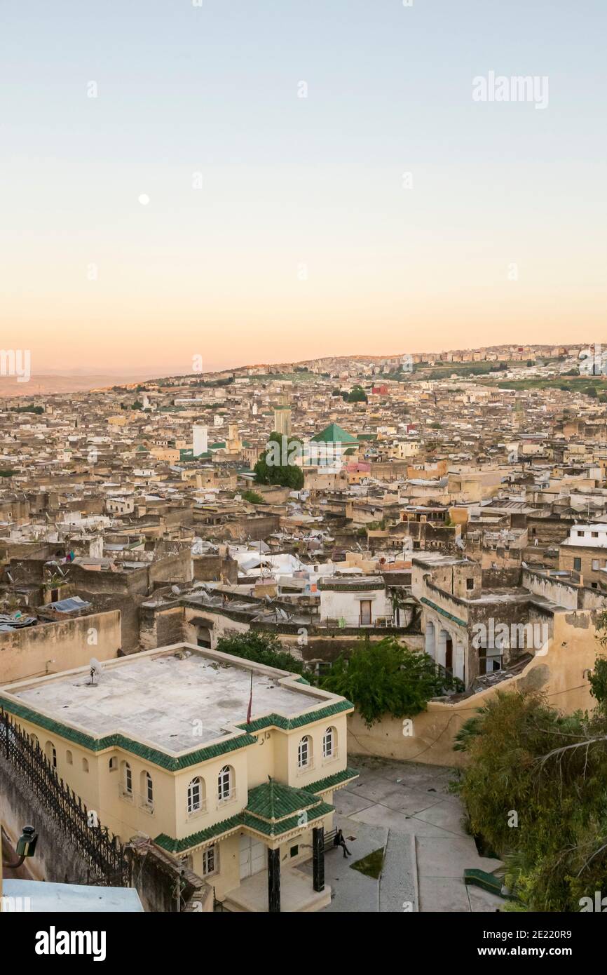 L'antica Medina di Fez, Marocco, con il tetto in tegole verdi del complesso della moschea di Kairaouine Foto Stock