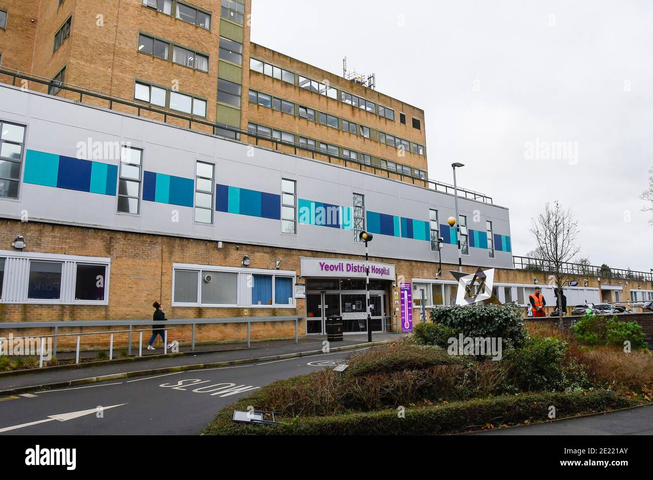 Yeovil, Somerset, Regno Unito. 11 Gennaio 2020. Vista generale del Yeovil District Hospital di Somerset, che è uno dei siti NHS attualmente in cui vengono somministrati i vaccini Covid-19. Picture Credit: Graham Hunt/Alamy Live News Foto Stock