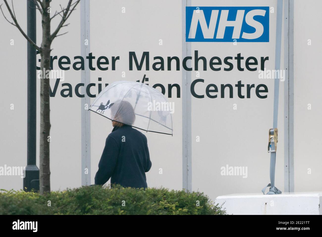 Manchester, Regno Unito, 11 gennaio 2021. I membri del pubblico arrivano in un centro di vaccinazione a Manchester quando i test di massa a livello nazionale iniziano in 5 centri in tutto il paese, di fronte al Coronavirus, Manchester, Regno Unito. Foto Stock