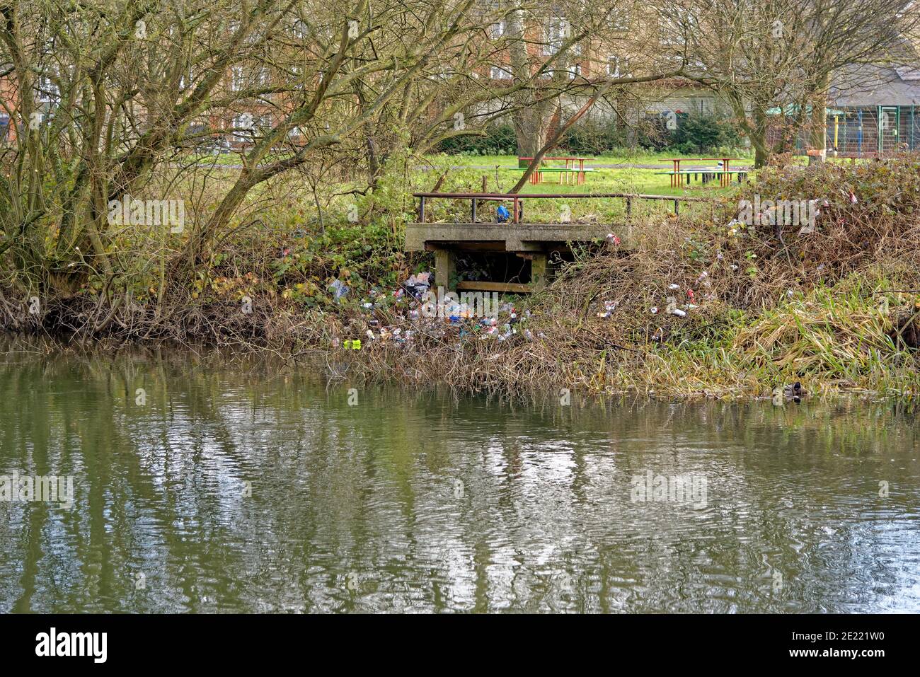 Rifiuti scaricati sul fiume Kennett e Avon Canal a Reading, Berkshire, Regno Unito Foto Stock