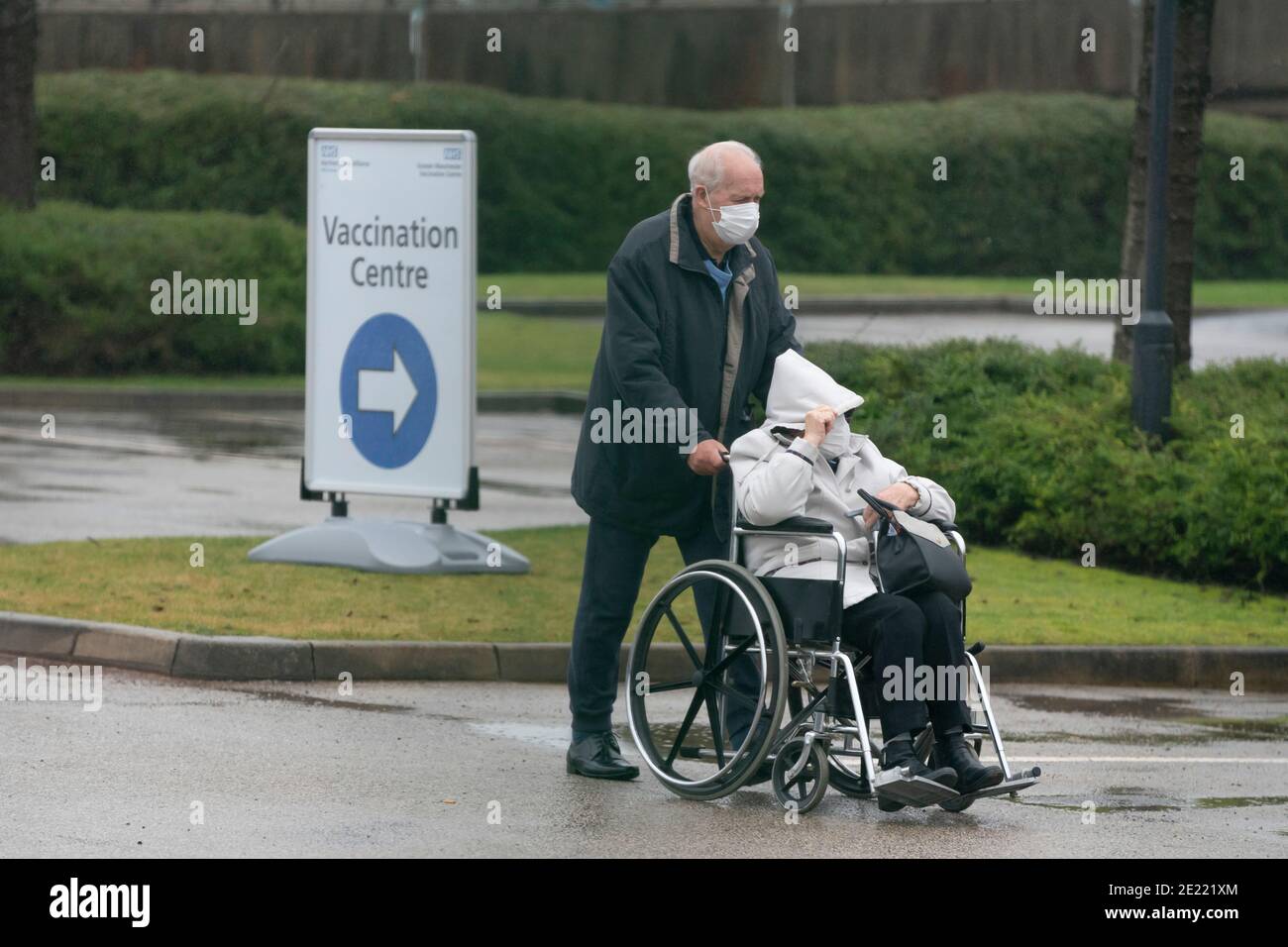 Manchester, Regno Unito, 11 gennaio 2021. I membri del pubblico arrivano in un centro di vaccinazione a Manchester quando i test di massa a livello nazionale iniziano in 5 centri in tutto il paese, di fronte al Coronavirus, Manchester, Regno Unito. Foto Stock