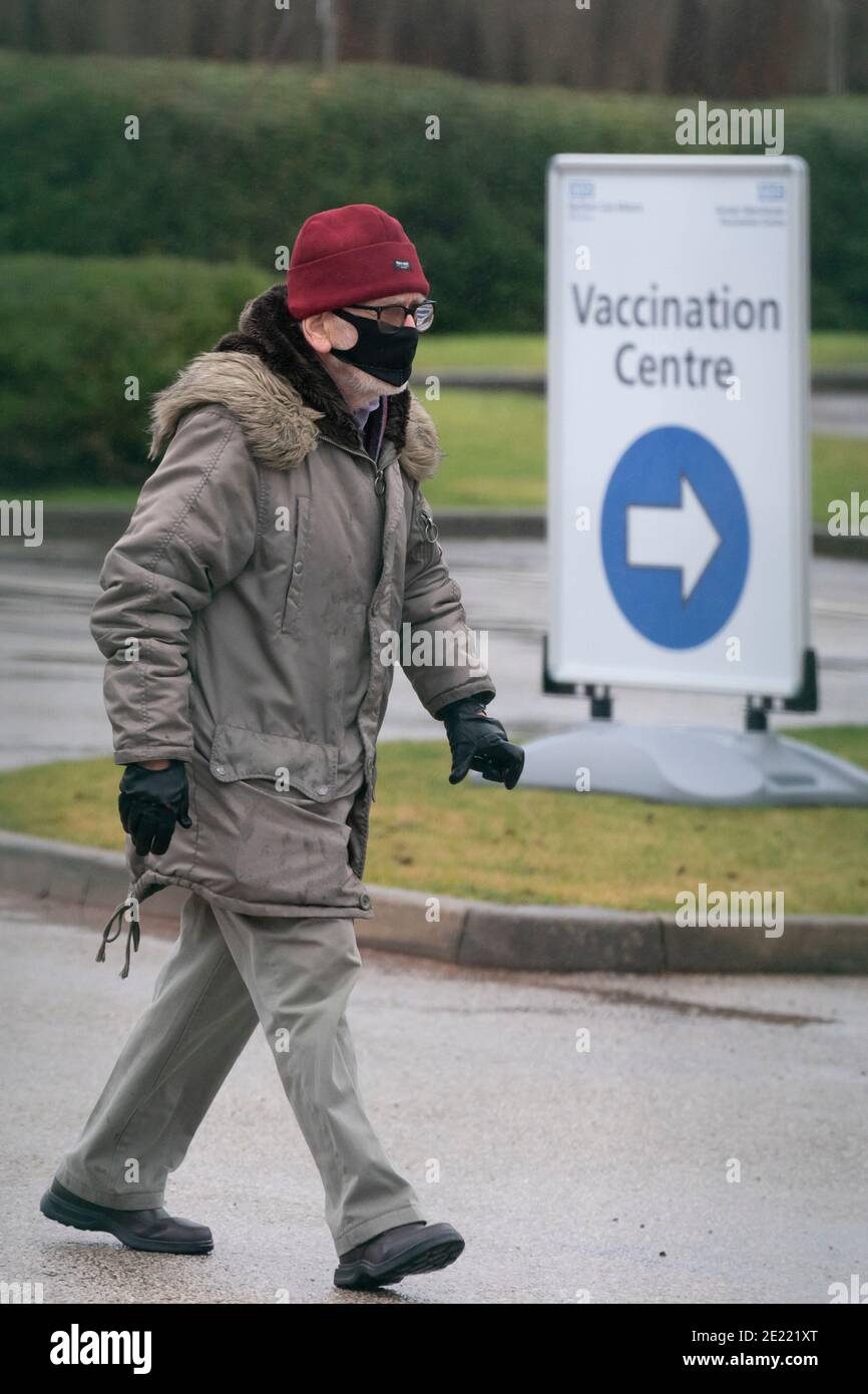 Manchester, Regno Unito, 11 gennaio 2021. I membri del pubblico arrivano in un centro di vaccinazione a Manchester quando i test di massa a livello nazionale iniziano in 5 centri in tutto il paese, di fronte al Coronavirus, Manchester, Regno Unito. Foto Stock