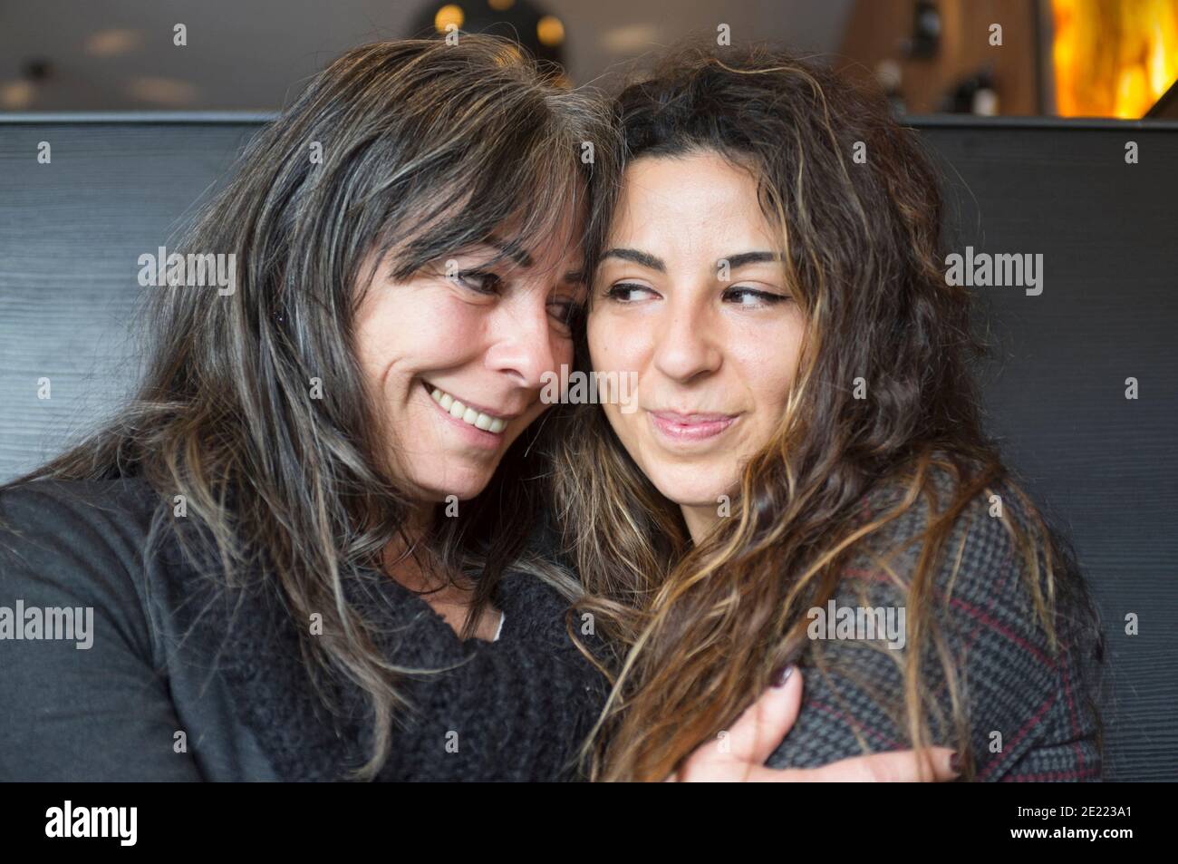 bella e felice figlia con felice madre matura abbracciando e. guardando negli occhi Foto Stock