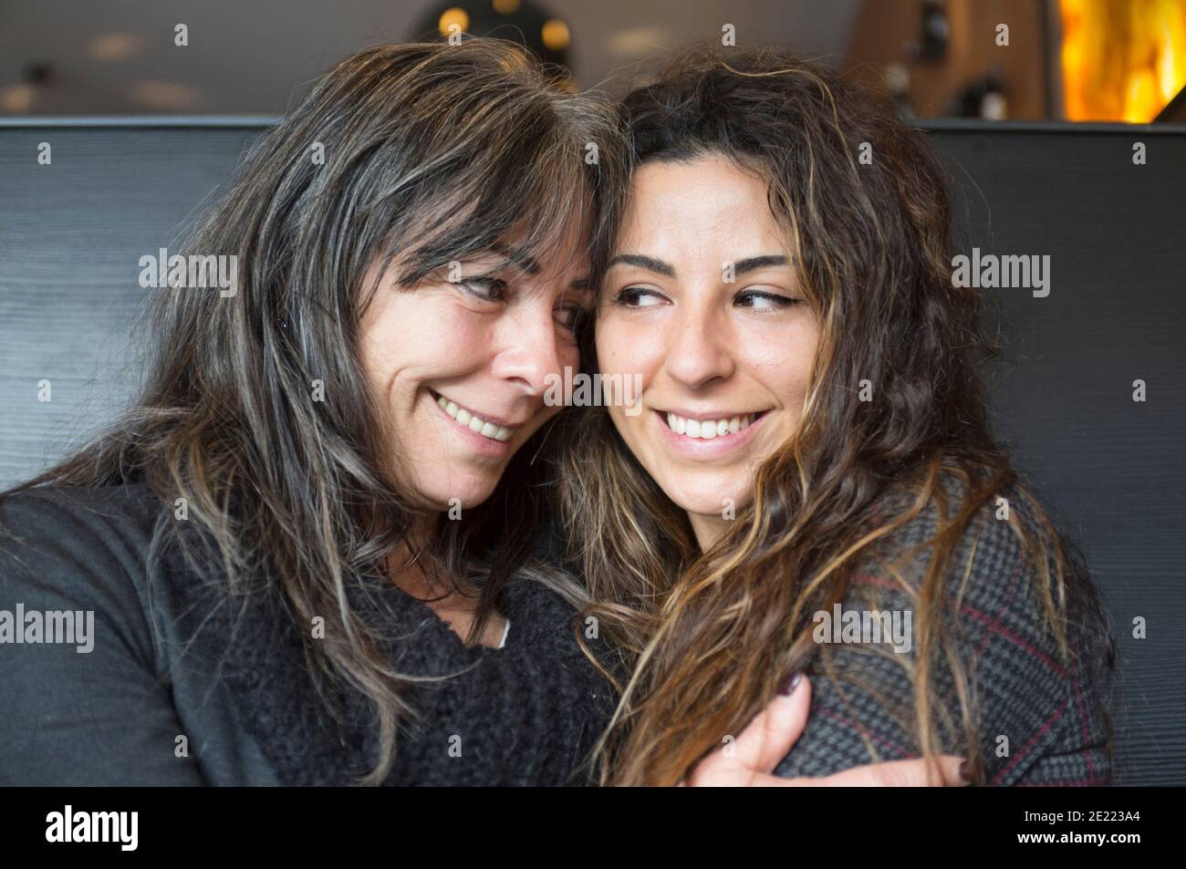 bella e felice figlia con felice madre matura abbracciando e. guardando negli occhi Foto Stock