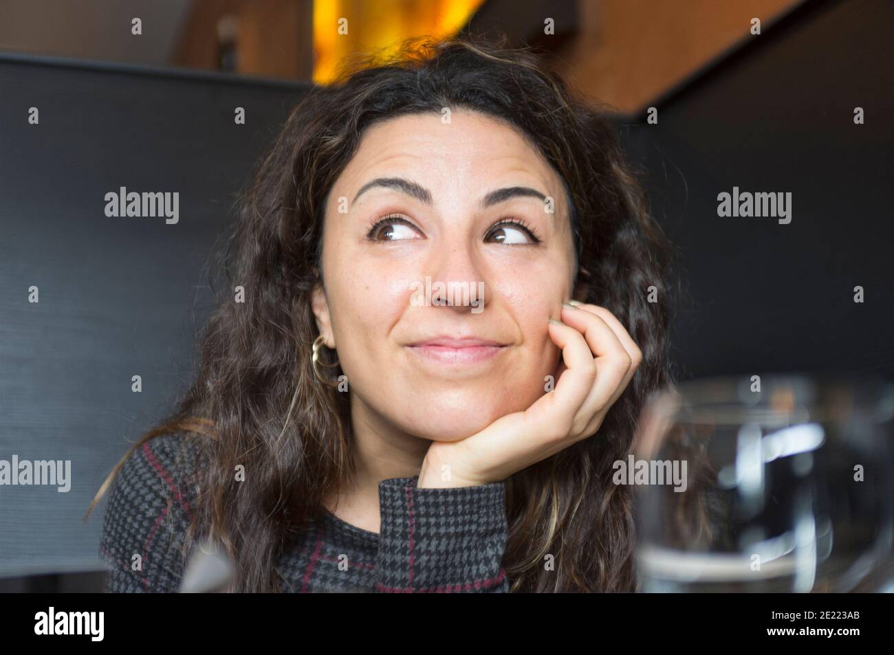 Ritratto di donna sorridente che appoggia il mento sulla mano ristorante Foto Stock