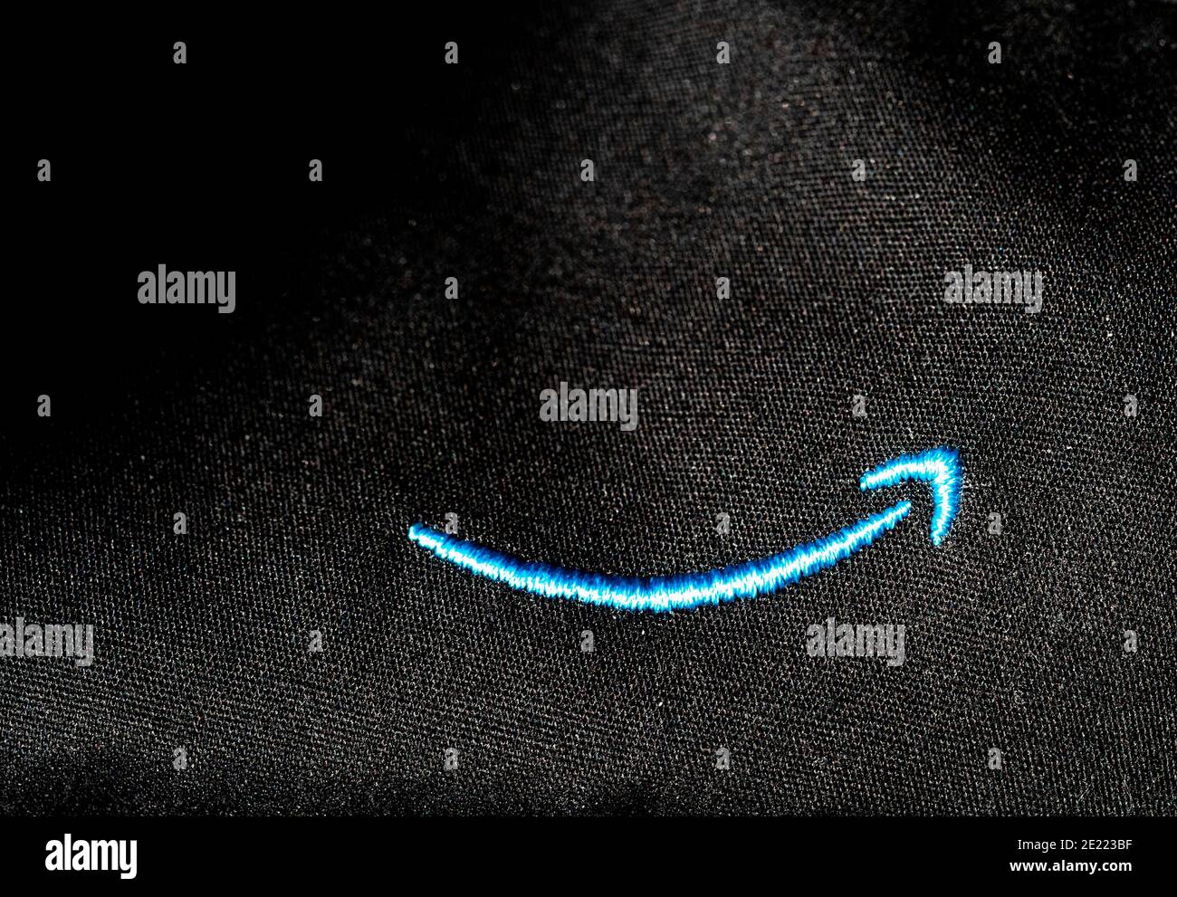 Logo Amazon su una maschera in tessuto primo piano UK Foto Stock