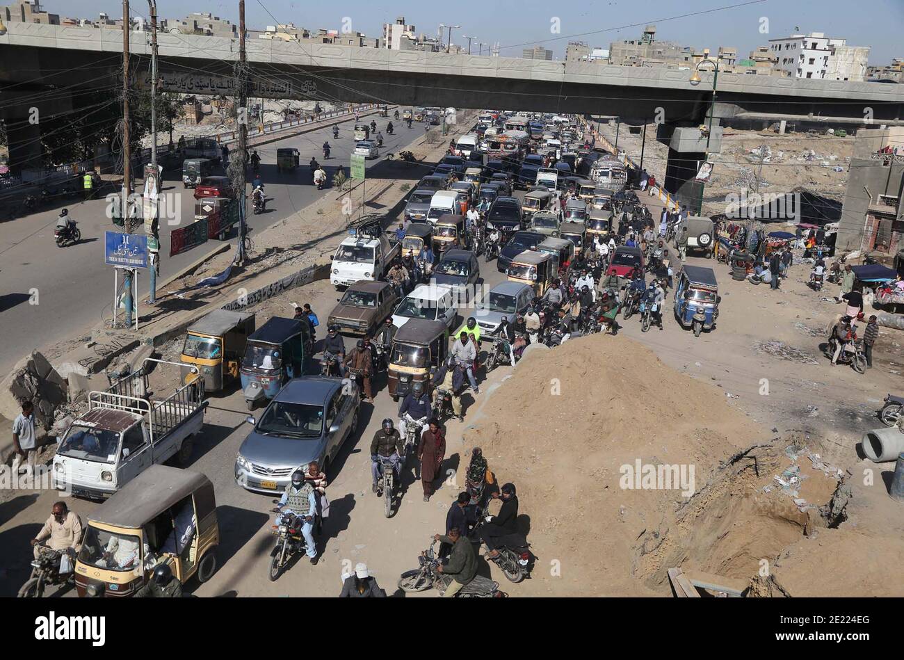 Vista degli ingorghi dovuti ai lavori di costruzione delle linee fognarie, nella zona di Teen Hatti di Karachi lunedì 11 gennaio 2021. Foto Stock